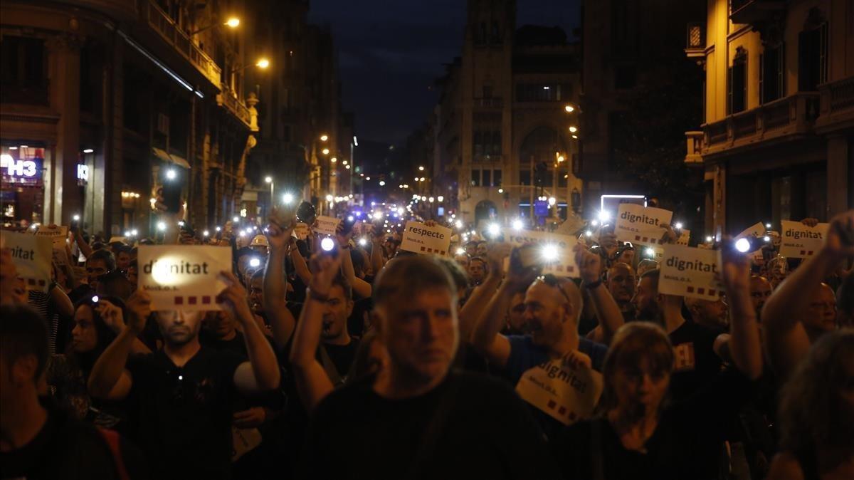 Agentes de los Mossos levantan su teléfono móvil cuando la marcha se acerca a la plaza de Sant Jaume. Agentes de los Mossos levantan su teléfono móvil cuando la marcha se acerca a la plaza de Sant Jaume.