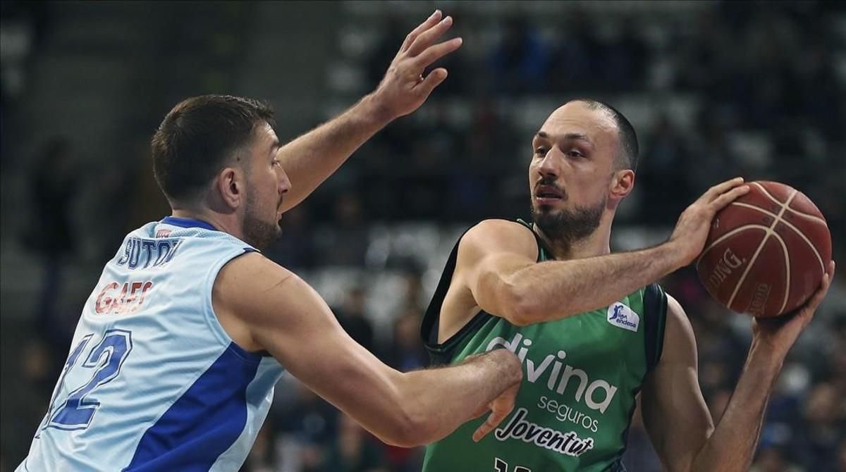 El ala-pívot serbio del Joventut Luka Bogdanovic busca el pase ante el croata del Estudiantes Goran Suton. El ala-pívot serbio del Joventut Luka Bogdanovic busca el pase ante el croata del Estudiantes Goran Suton.