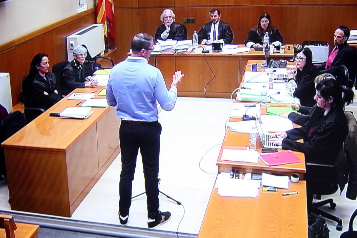 Fotografía a través de una pantalla del subinspector declarando en la Audiencia de Barcelona, por el caso de Ester Quintana.
