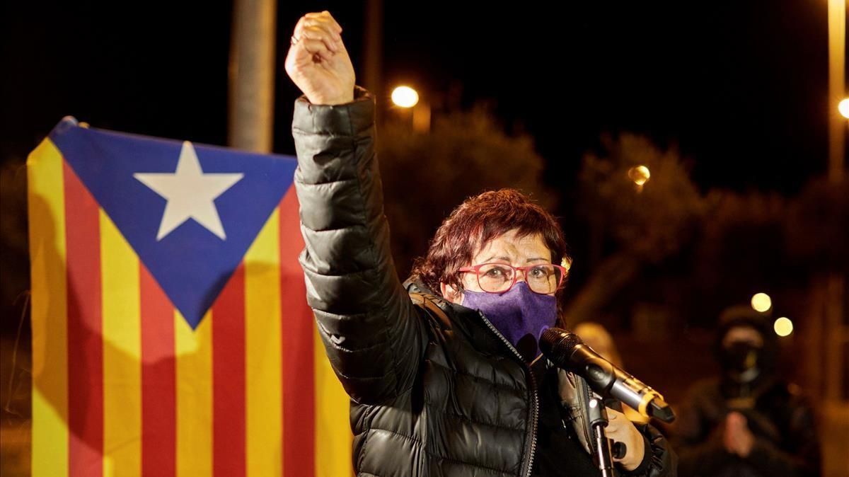 La exconsellera Dolors Bassa, a su llegada a la carcel de Puig de les Basses en Figueres, después de que el Supremo revocara el tercer grado. La exconsellera Dolors Bassa, a su llegada a la carcel de Puig de les Basses en Figueres, después de que el Supremo revocara el tercer grado.