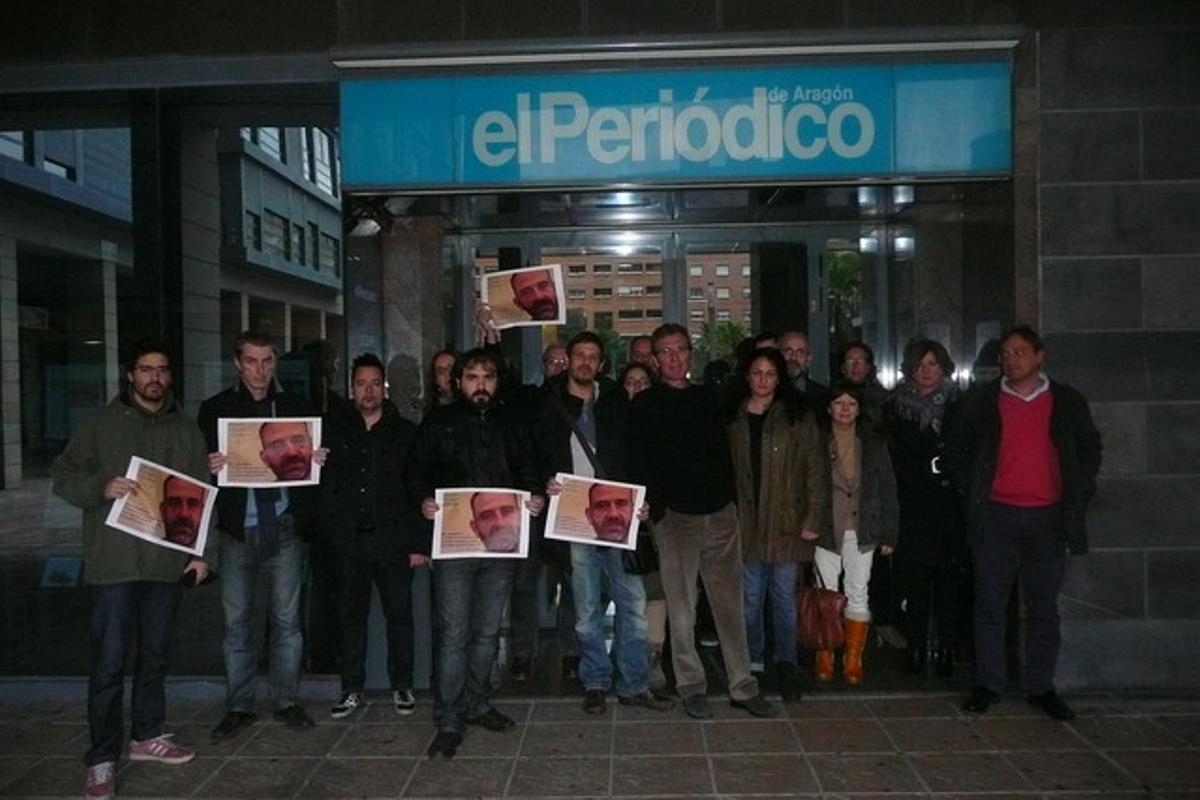 Los compañeros de El Periódico de Aragón se concentran, este miércoles, para pedir la liberación de Marc Marginedas.