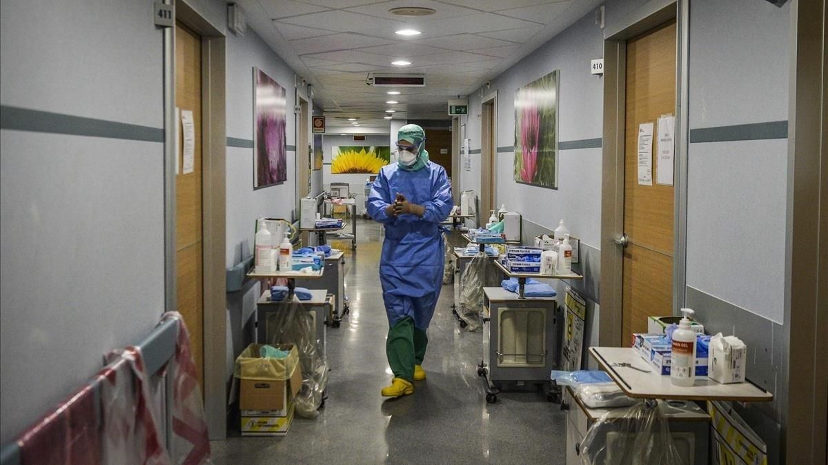 Un médico en la planta de pacientes afectados por coronavirus de un hospital de Milán, este lunes. Un médico en la planta de pacientes afectados por coronavirus de un hospital de Milán, este lunes.