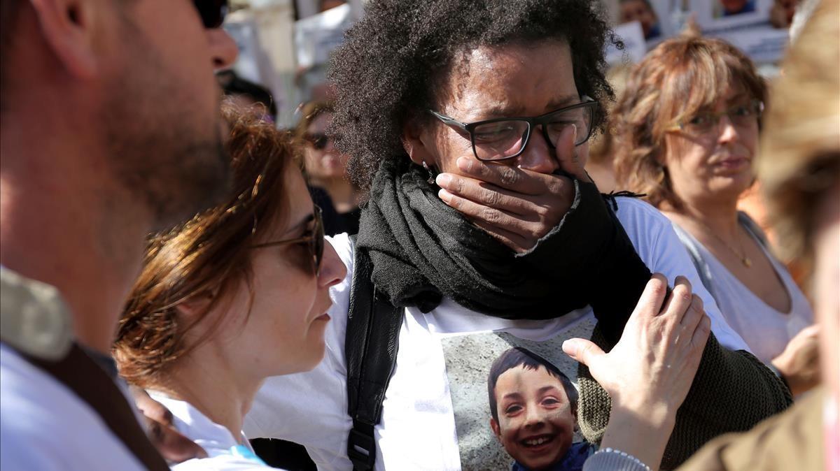 La actual pareja del padre de Gabriel Cruz (con la mano en la cara), en la concentración del 9 de marzo en Almería.