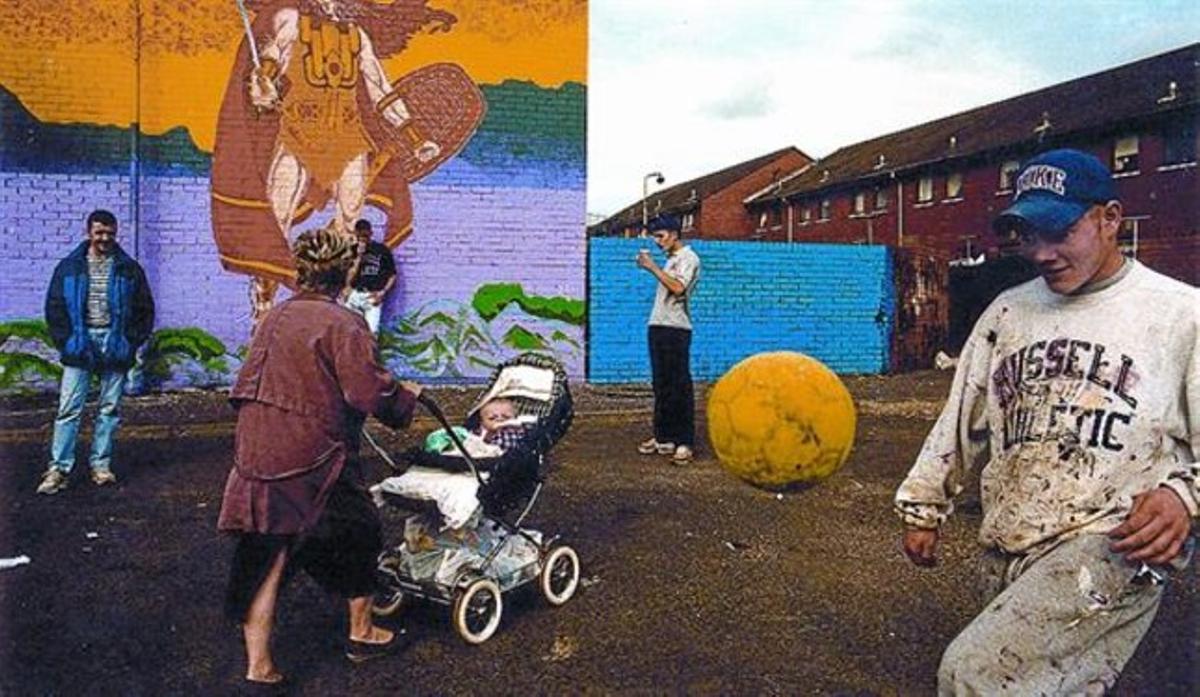 Los colores de la vida cotidiana en un barrio de Belfast, en 1997.