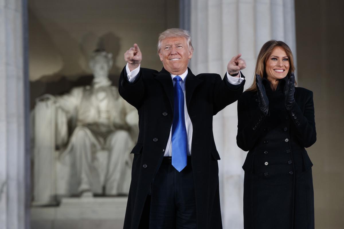 Trump, acompañado por su esposa Melania, ante el monumento a Lincoln, a su llegada para participar en el concierto por la investidura.