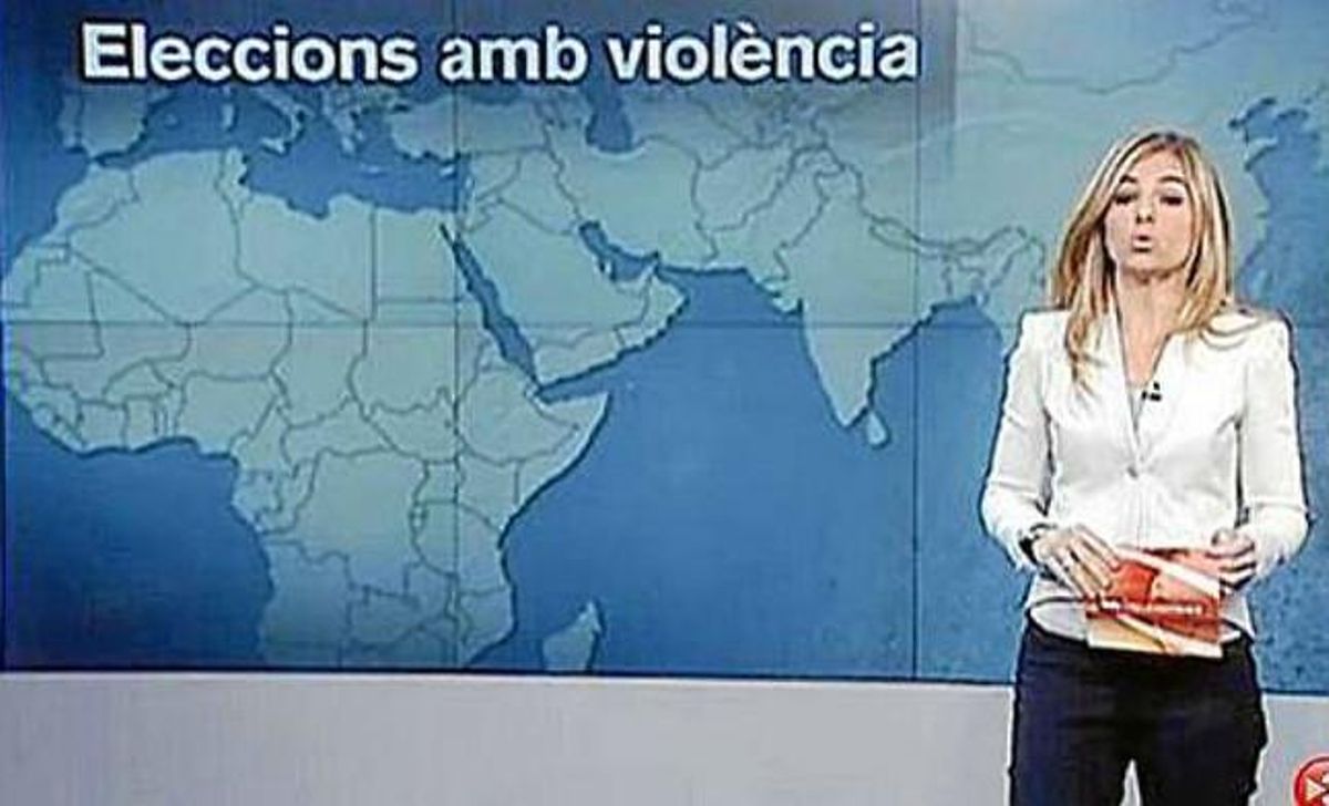 Núria Solé, con el polémico mapamundi detrás. Núria Solé, con el polémico mapamundi detrás.