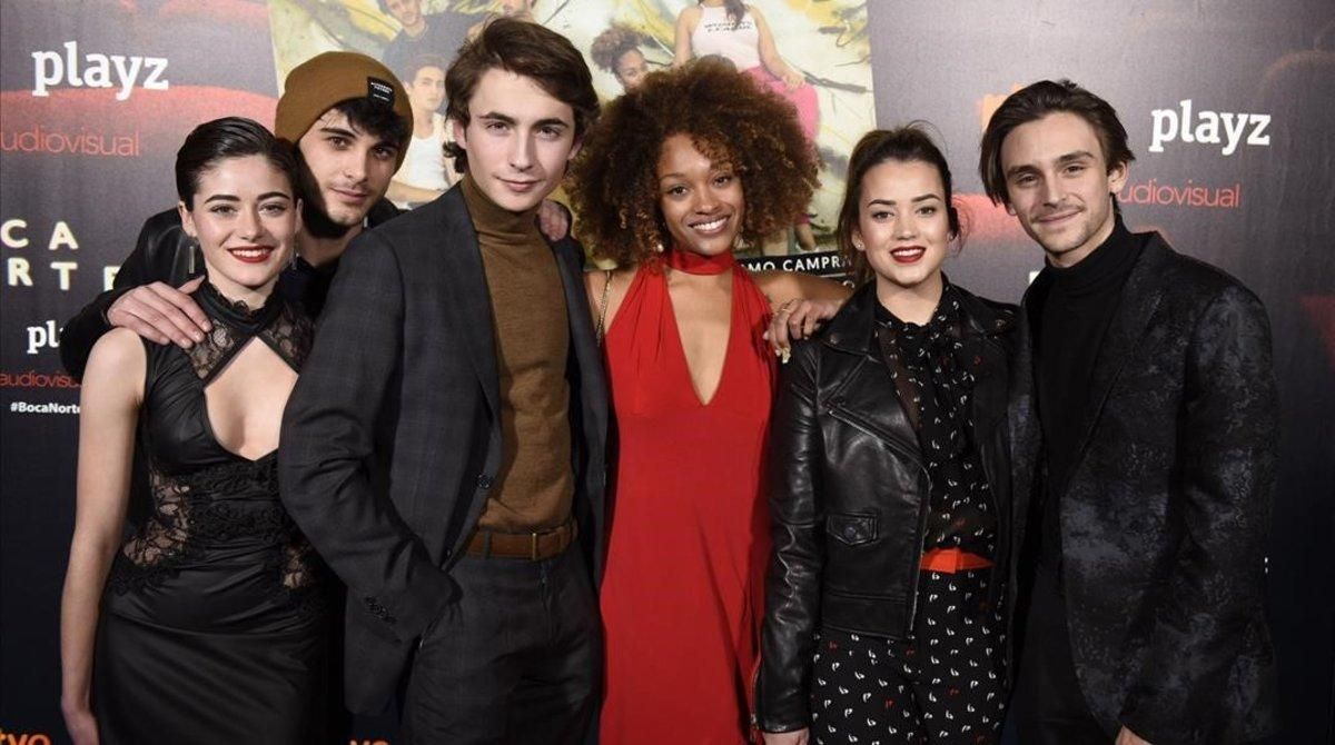 Marina Castro, David Solans, Guillermo Lasheras, Jasmine Roldán, Júlia Creus y Guillermo Campra, actores de ’Boca Norte’ (Playz), en el estreno en el cine Verdi. Marina Castro, David Solans, Guillermo Lasheras, Jasmine Roldán, Júlia Creus y Guillermo Campra, actores de ’Boca Norte’ (Playz), en el estreno en el cine Verdi.