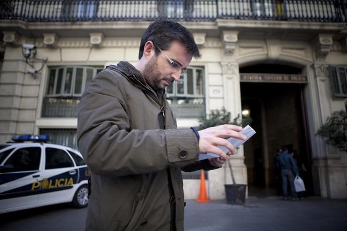 Jordi Évole en el rodaje de ’Justicia, ¿igual para todos?’ delante de la jefatura de Vía Laietana de Barcelona. Jordi Évole en el rodaje de ’Justicia, ¿igual para todos?’ delante de la jefatura de Vía Laietana de Barcelona.