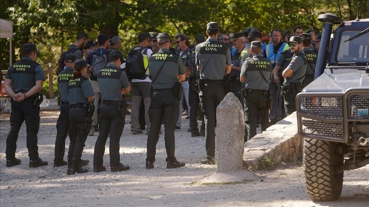 Reunión de un grupo de agentes de la Guardia Civil antes de iniciar la tarea de rastreo. Reunión de un grupo de agentes de la Guardia Civil antes de iniciar la tarea de rastreo.