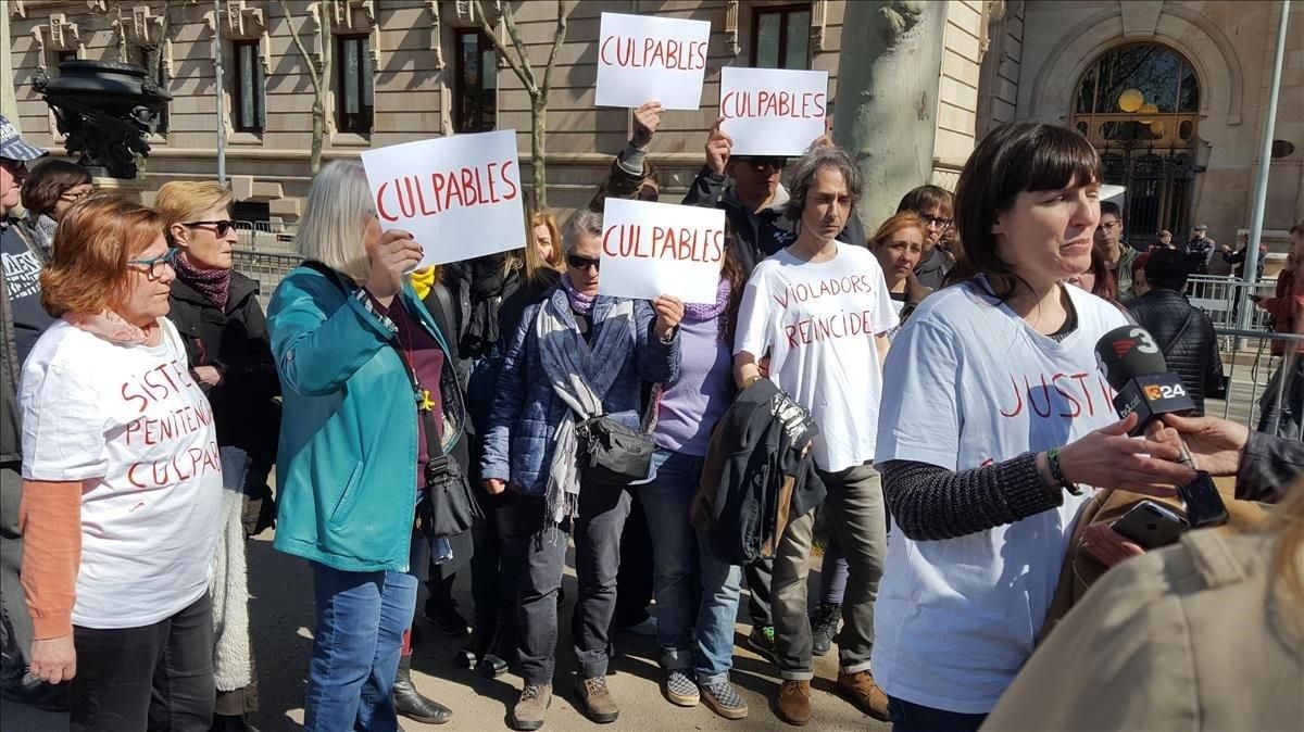 Montse, víctima del ’violador de Martorell’, en la concentración ante la Audiencia de Barcelona. Montse, víctima del ’violador de Martorell’, en la concentración ante la Audiencia de Barcelona.
