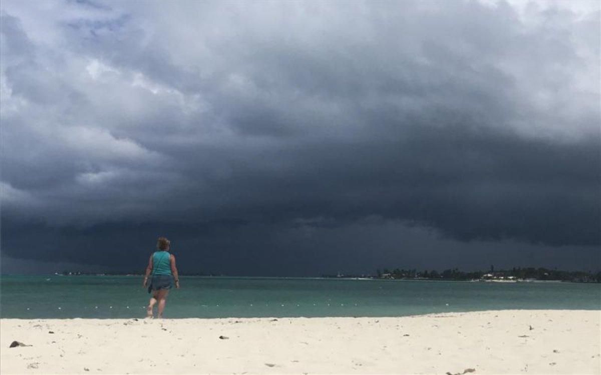 Vista de una playa de Bahamas con la amenaza de una tormenta tropical. Vista de una playa de Bahamas con la amenaza de una tormenta tropical.