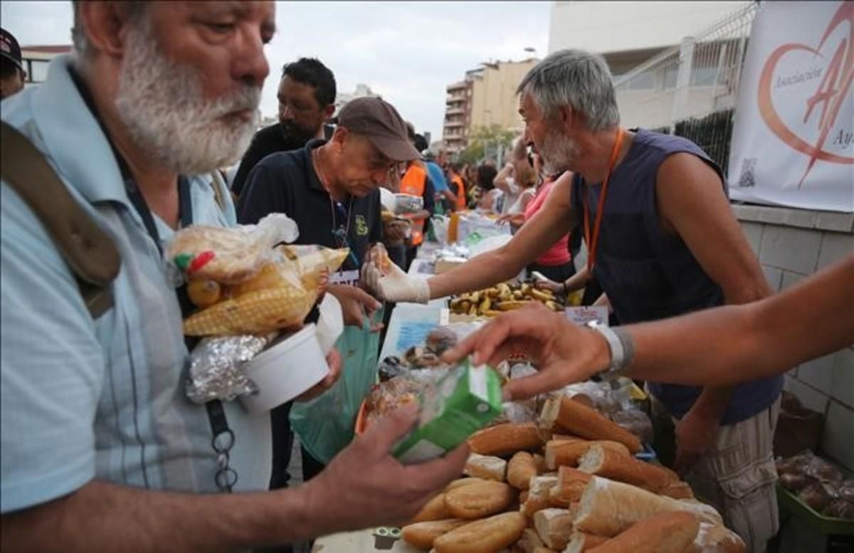 La Asociación Amasdes reparte 200 raciones de comida, cuatro veces por semana, en la Estación del Nord. La Asociación Amasdes reparte 200 raciones de comida, cuatro veces por semana, en la Estación del Nord.