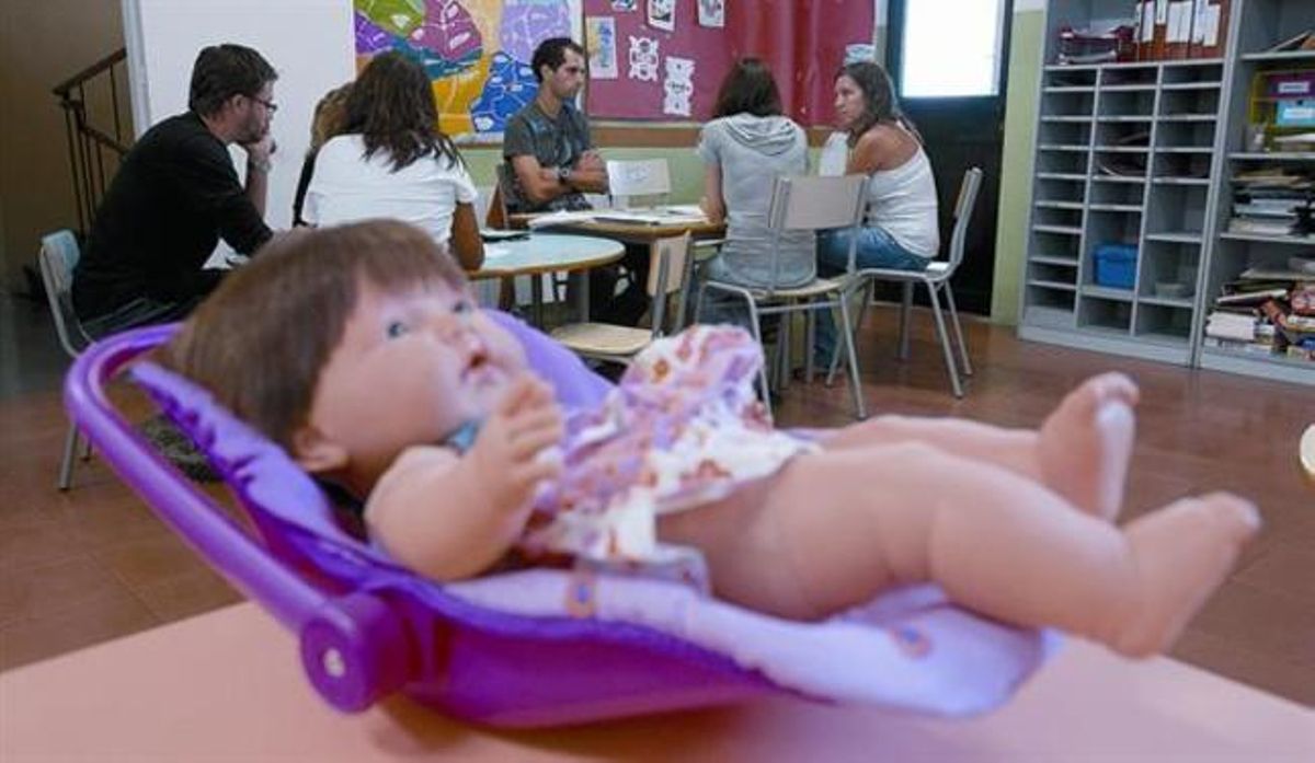 Parte del equipo de trabajadores del Proyecto de Atención Integral e Integrada de la Pobreza Infantil (Paidós), en el local de la Barceloneta, uno de los cuatro puntos donde se desarrollará. Parte del equipo de trabajadores del Proyecto de Atención Integral e Integrada de la Pobreza Infantil (Paidós), en el local de la Barceloneta, uno de los cuatro puntos donde se desarrollará.