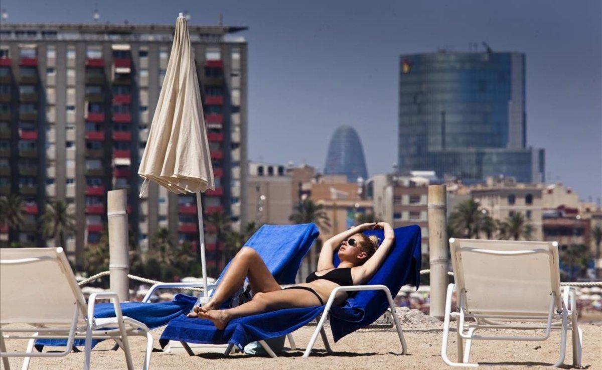 Una joven toma el sol en Barcelona.