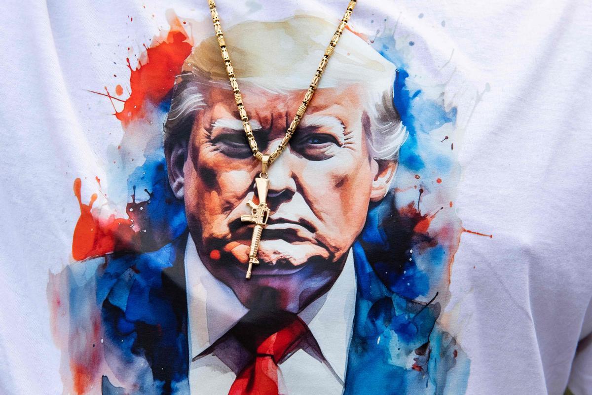 Un seguidor de Donald Trump con una camiseta con el rostro del expresidente, durante el acto en el que el exgobernador de Nueva Jersey Chris Christie ha presentado su candidatura a las primarias.