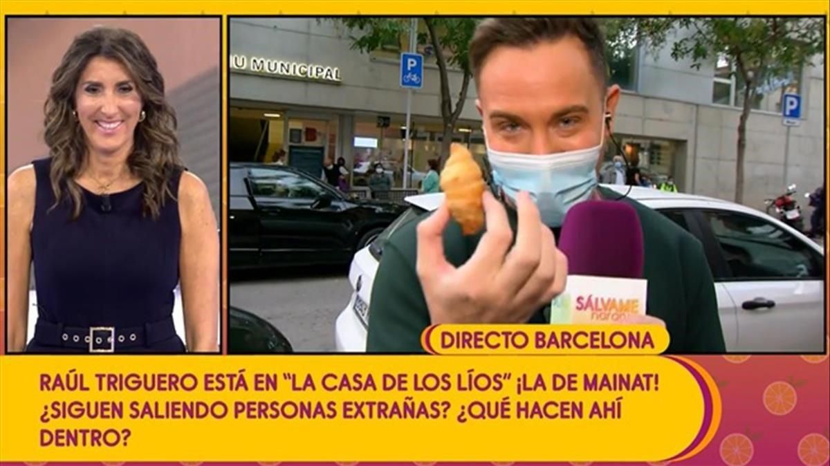 Reportero y cruasán frente casa Mainat. Reportero y cruasán frente casa Mainat.