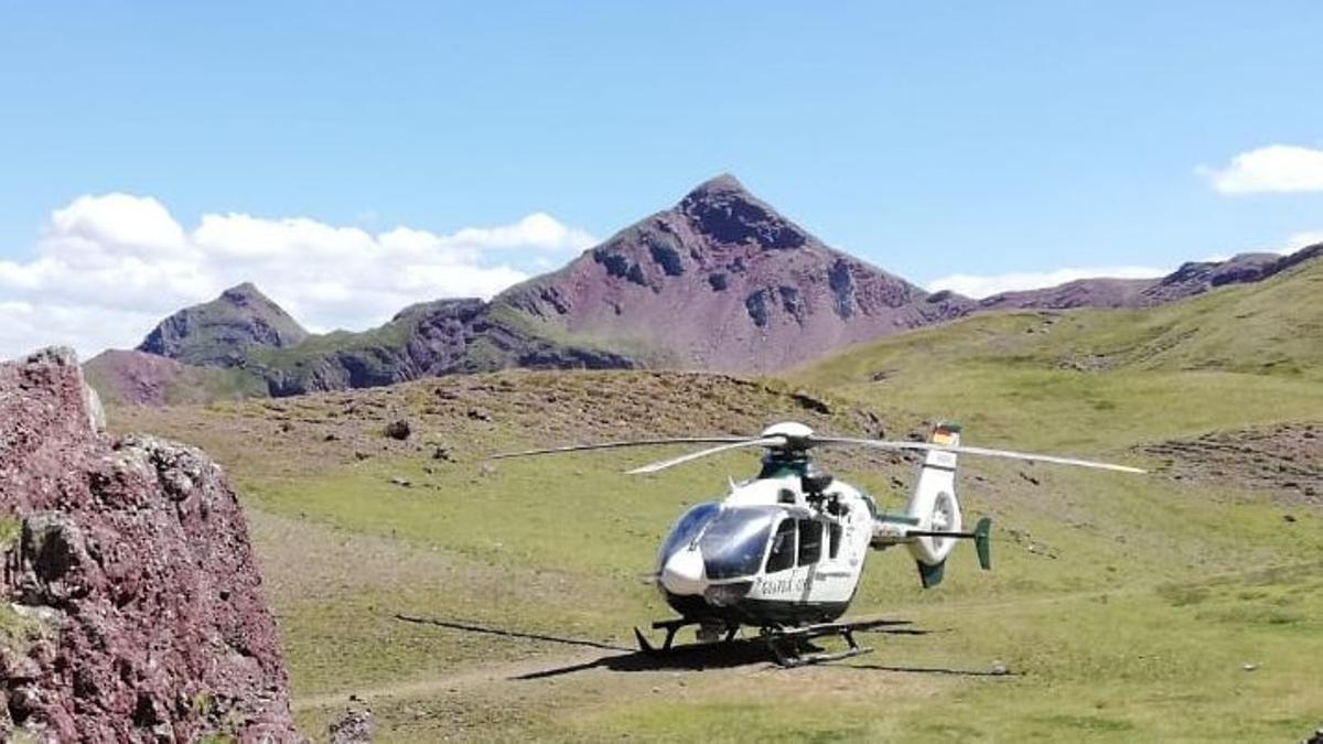 Helicóptero de rescate de la Guardia Civil en un paraje de montaña.