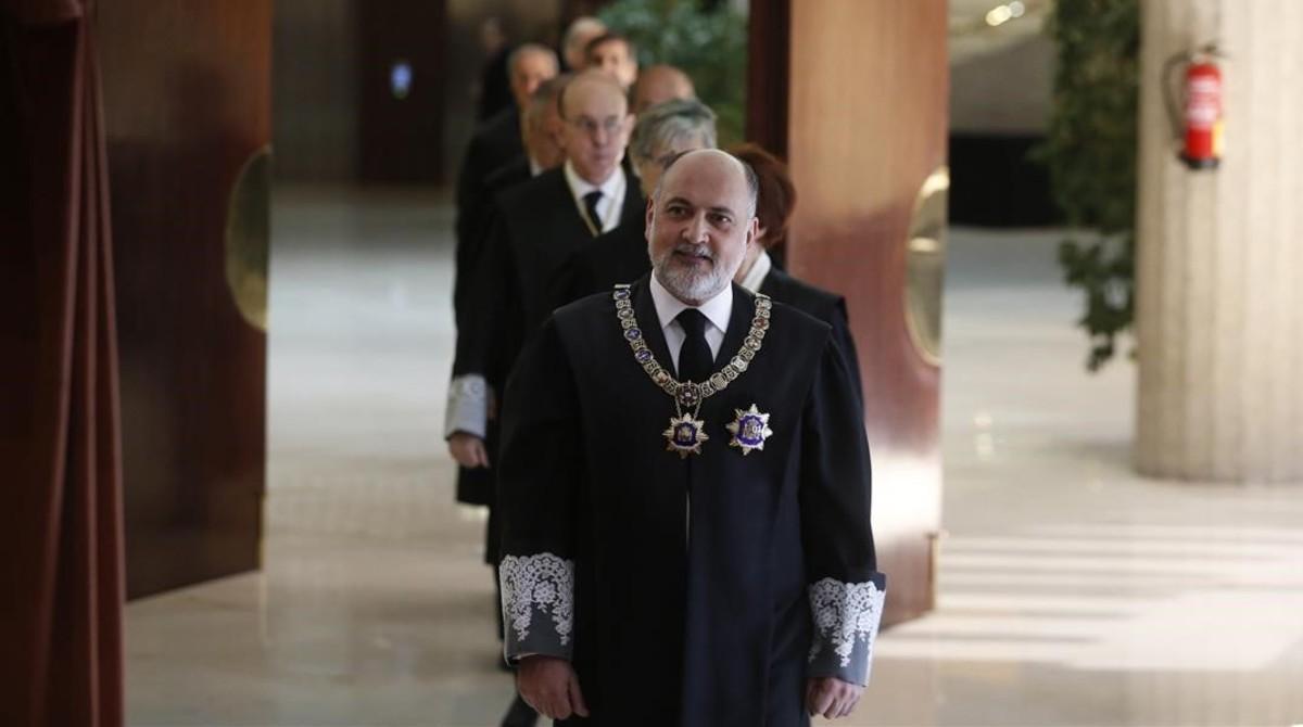  El presidente del Tribunal Constitucional, Francisco Pérez de los Cobos, a su llegada al acto de toma de posesión de los nuevos magistrados del TC.