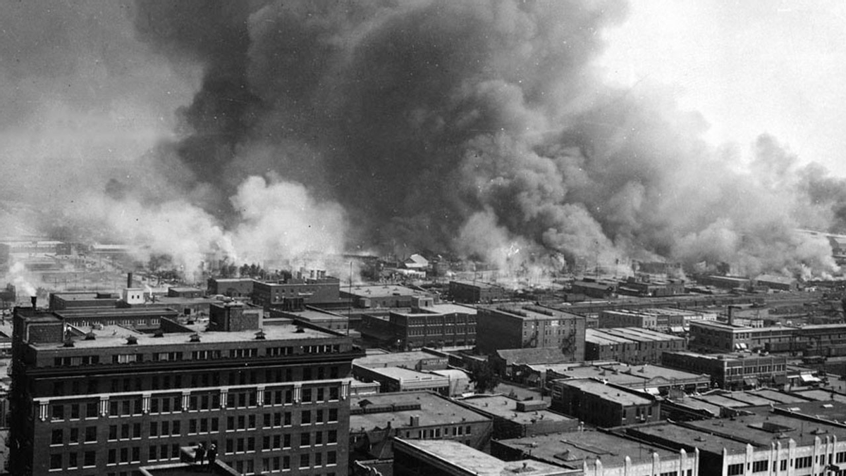 Edificios en llamas durante la masacre de Tulsa (Oklahoma) de 1921. Edificios en llamas durante la masacre de Tulsa (Oklahoma) de 1921.