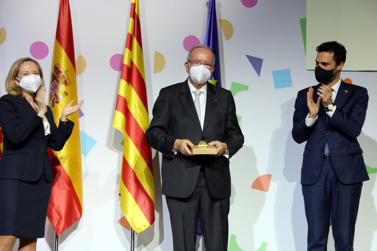 Josep González recibe la Medalla d’Or de Reconeixement Empresarial de Pimec de la mano de Nadia Calviño y Roger Torrent
