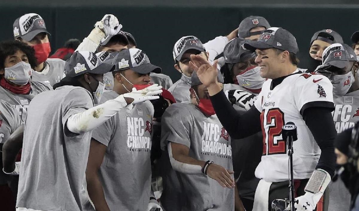 Brady celebra el triunfo junto a sus compañeros. Brady celebra el triunfo junto a sus compañeros.