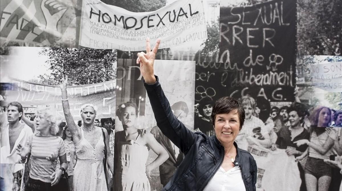 Maria Giralt frente a una de las imágenes instaladas en la plaza Reial con motivo del 40º aniversario de la primera manifestación LGTBI. Maria Giralt frente a una de las imágenes instaladas en la plaza Reial con motivo del 40º aniversario de la primera manifestación LGTBI.