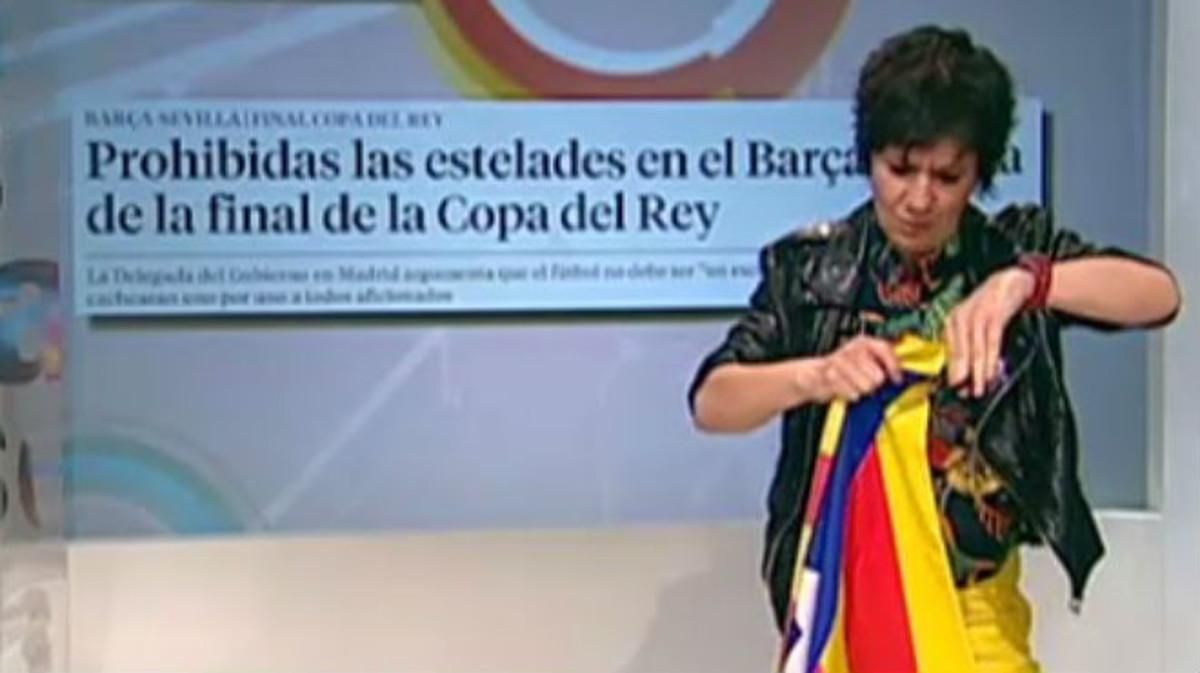 Empar Moliner rompe una ’estelada’, este miércoles en ’Els matins de TV-3’. Empar Moliner rompe una ’estelada’, este miércoles en ’Els matins de TV-3’.