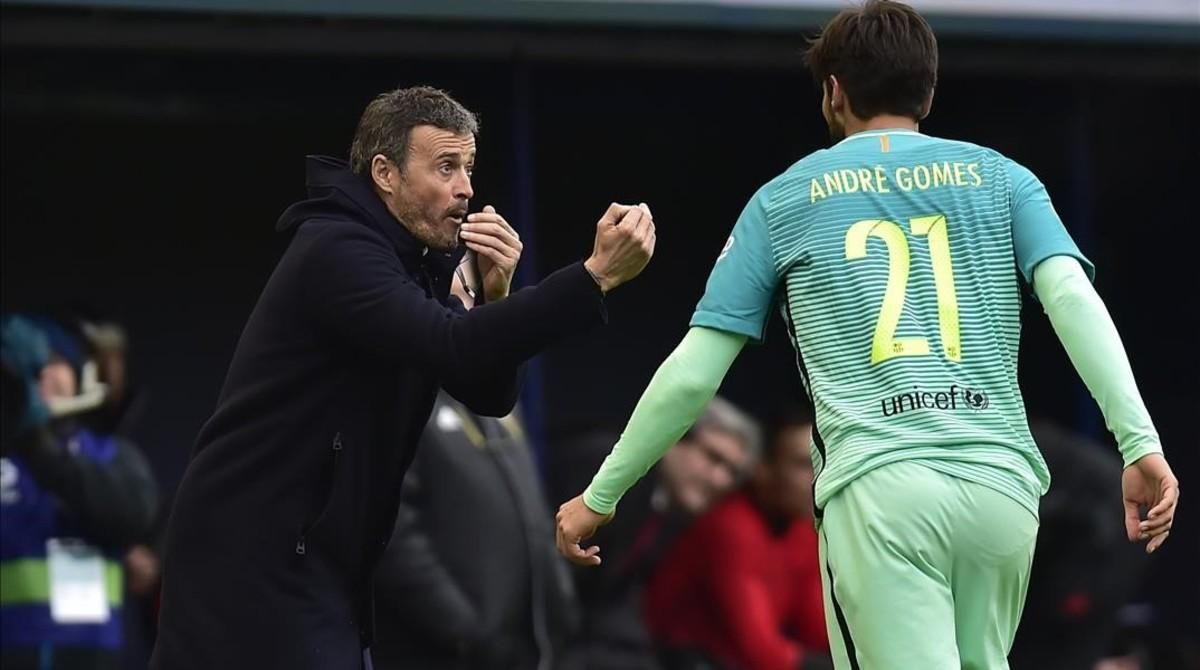 Luis Enrique da instrucciones a André Gomes en el Osasuna-Barça. Luis Enrique da instrucciones a André Gomes en el Osasuna-Barça.