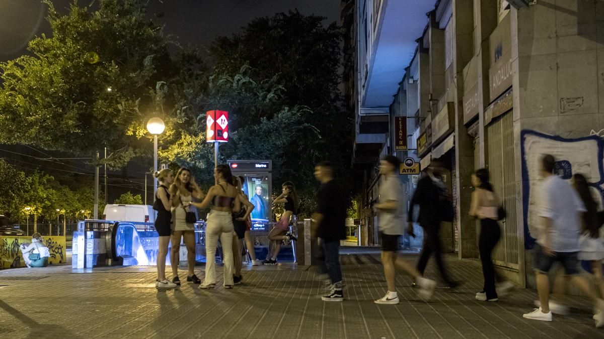 Jóvenes en la estación de metro de Marina, tras salir de las salas del triángulo golfo de Poblenou. Jóvenes en la estación de metro de Marina, tras salir de las salas del triángulo golfo de Poblenou.