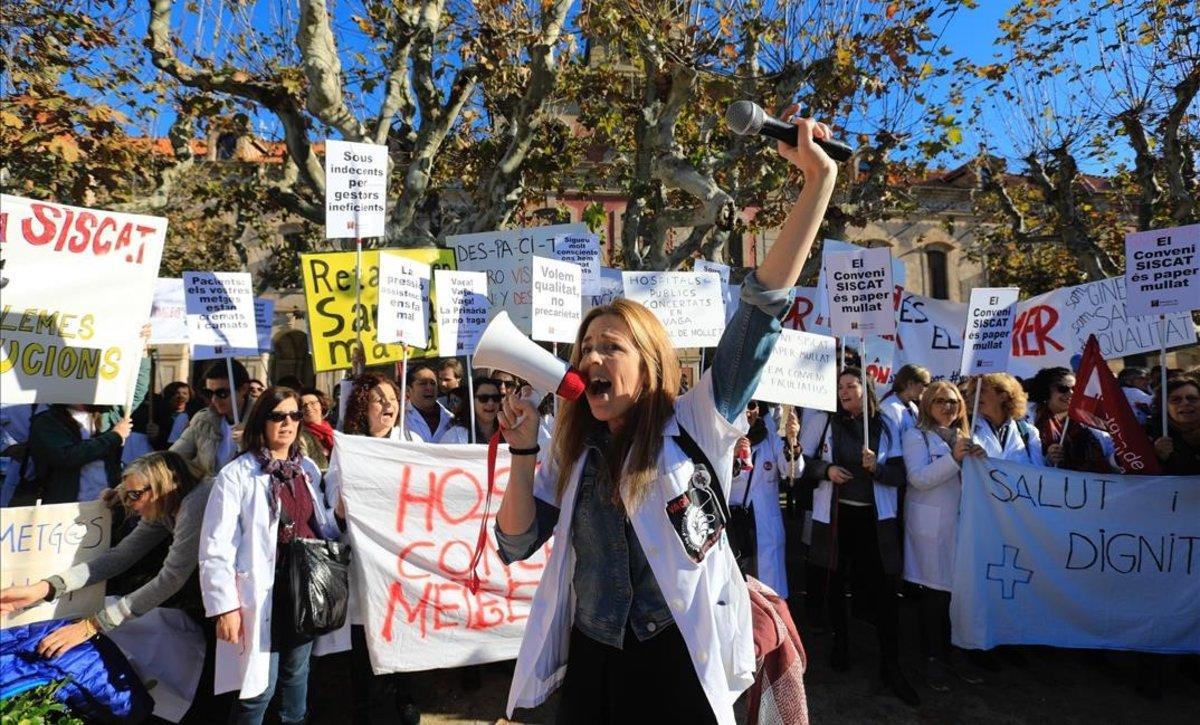 Protesta de médicos ante el Parlament, en el tercer día de huelga.