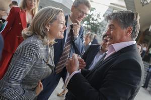La vicepresidenta Nadia Calviño conversa con el presidente de Pimec, Antonio Cañete a las puertas del Congreso de los Diputados de Madrid.