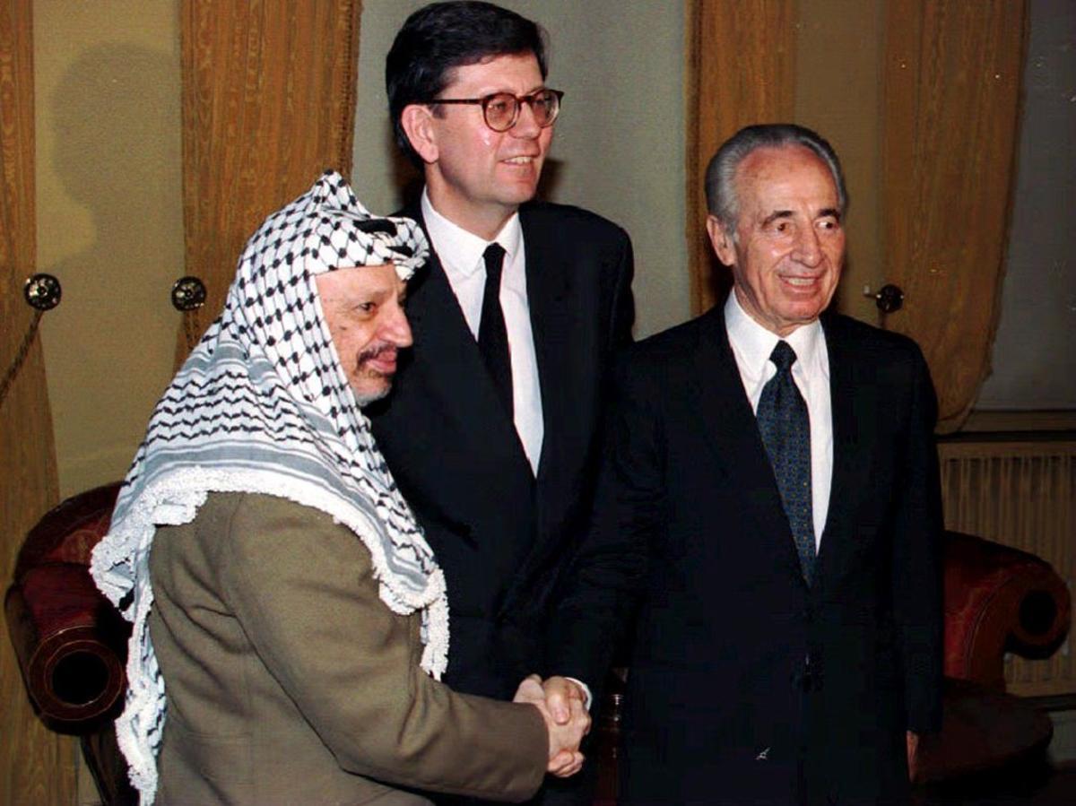 Yasir Arafat y Simon Peres se estrechan la mano en Oslo, en enero de 1994.
