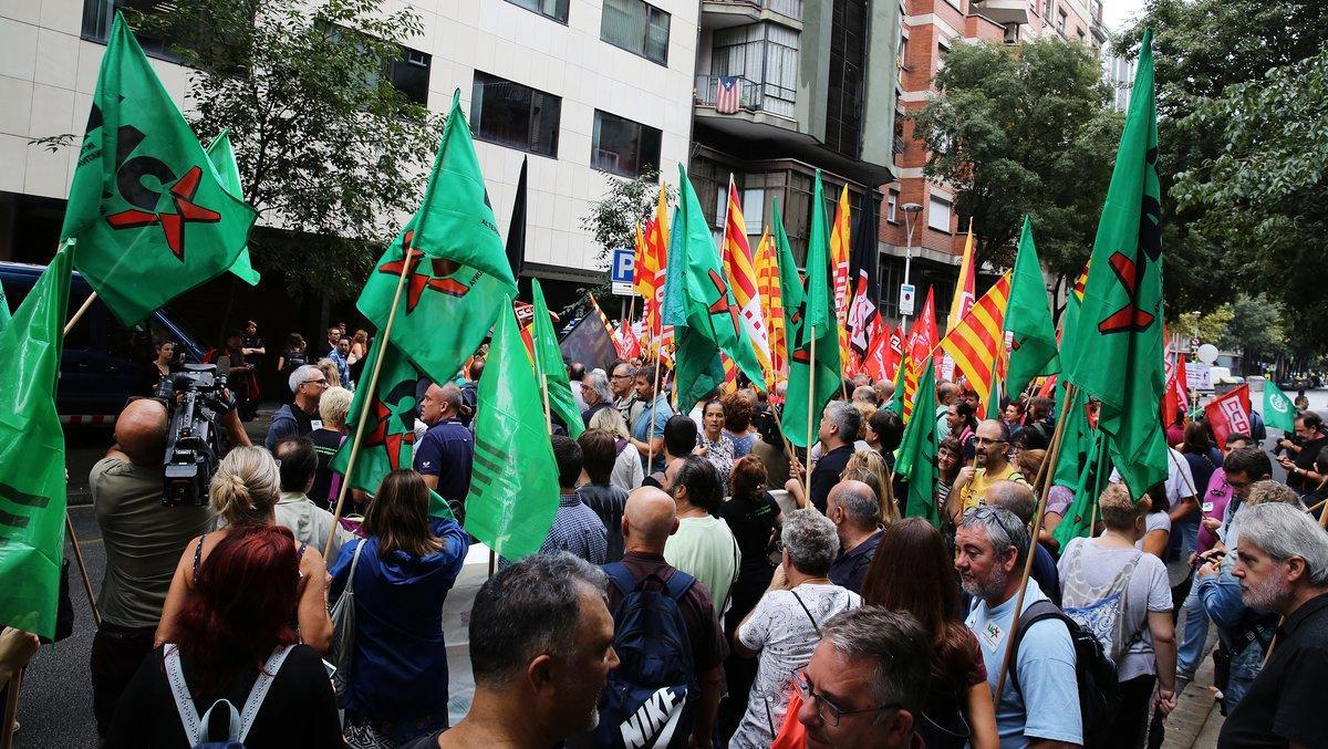 Concentración de delegados sindicales de la IAC frente a la sede del Departament de Treball de la Generalitat.
