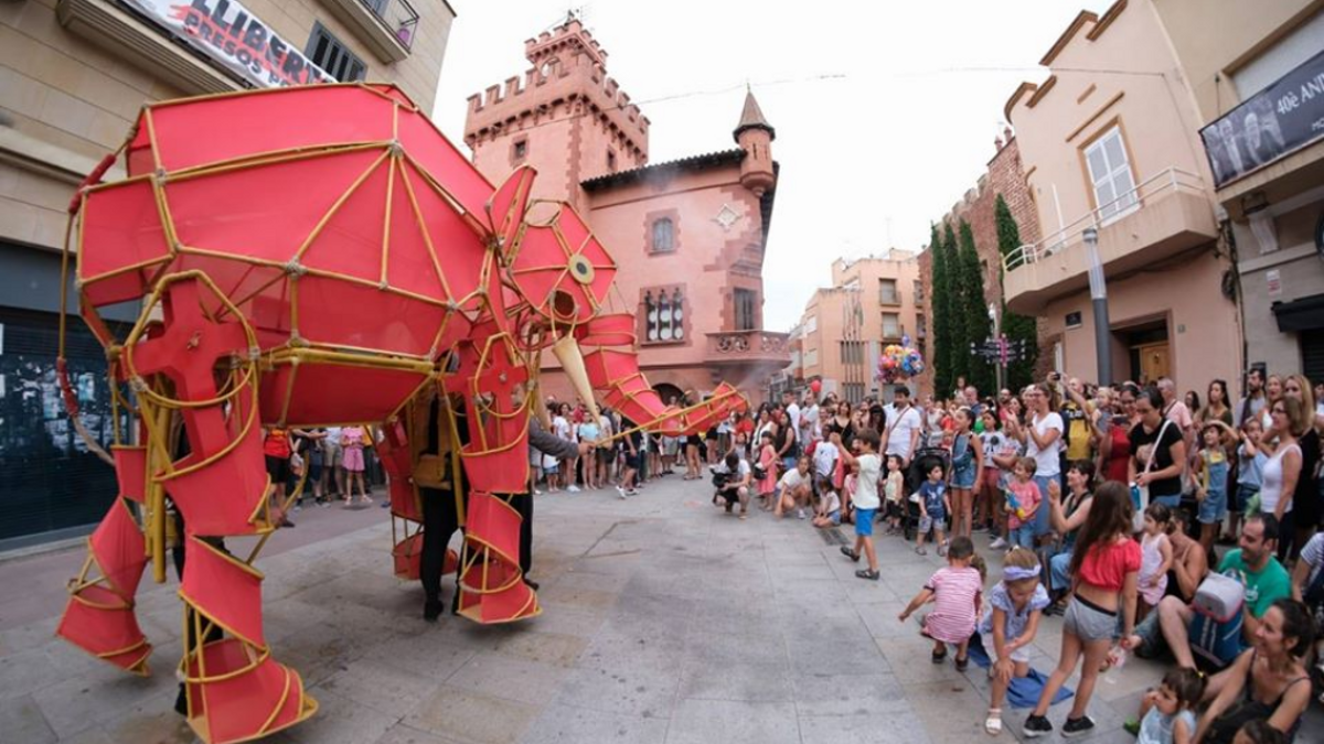 Las calles de Viladecans se preparan para la 33ª edición del festival Al Carrer