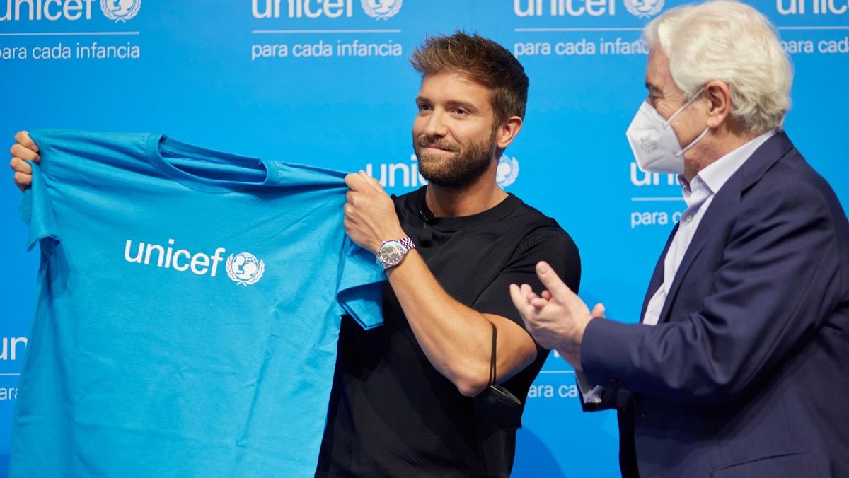 Pablo Alborán, tras recibir la camiseta de embajador de manos del presidente de Unicef España, Gustavo Suárez Pertierra. Pablo Alborán, tras recibir la camiseta de embajador de manos del presidente de Unicef España, Gustavo Suárez Pertierra.