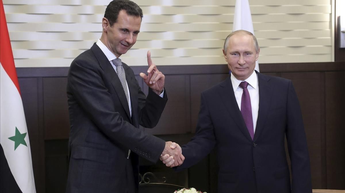 Putin (derecha) y Asad se dan la mano en su reunión en la residencia Bocharov Ruchei, en Sochi, el 20 de noviembre. Putin (derecha) y Asad se dan la mano en su reunión en la residencia Bocharov Ruchei, en Sochi, el 20 de noviembre.