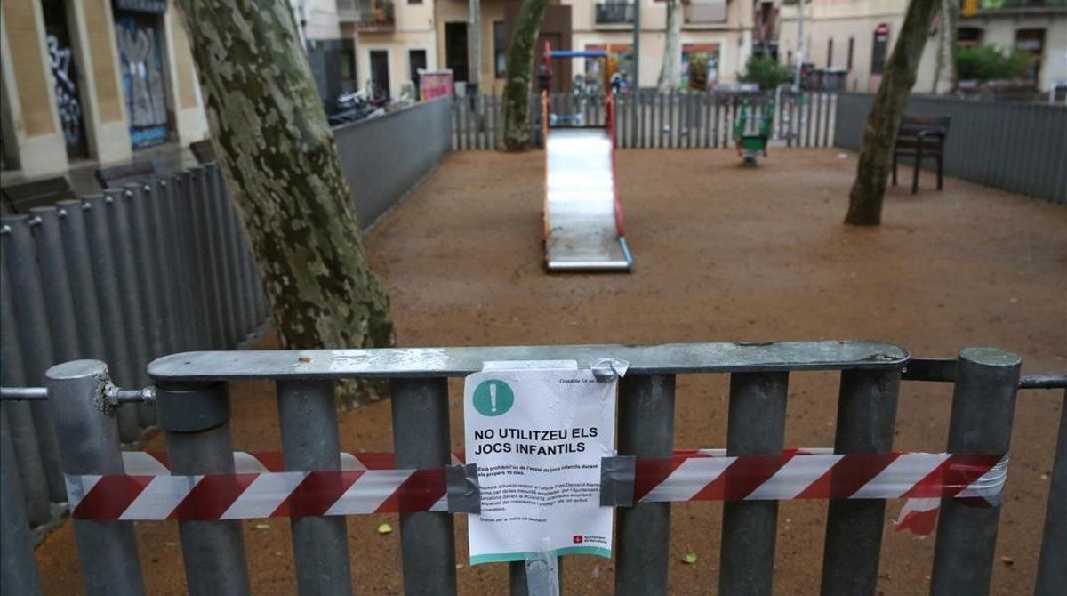 Un parque infantil cerrado en Barcelona durante la pandemia. Un parque infantil cerrado en Barcelona durante la pandemia.