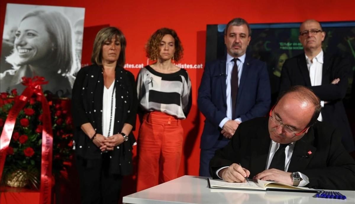 El primer secretario del PSC, Miquel Iceta en la sede del PSC en Barcelona, acompañado de Nuria Marin, Meritxell Batet, Jaume Collboni y Jose Zaragoza. El primer secretario del PSC, Miquel Iceta en la sede del PSC en Barcelona, acompañado de Nuria Marin, Meritxell Batet, Jaume Collboni y Jose Zaragoza.