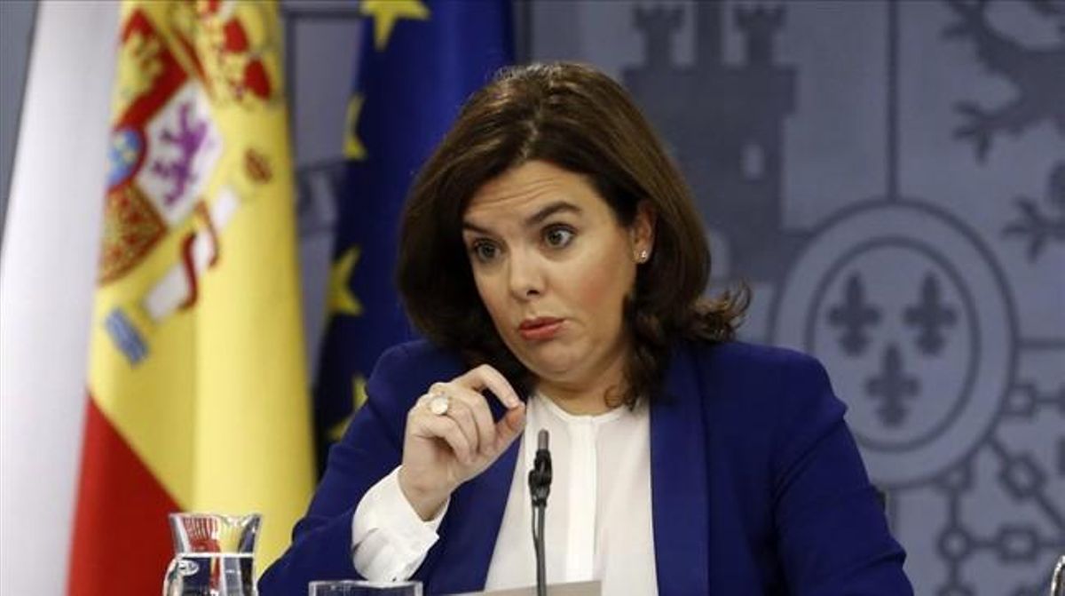 La vicepresidenta del Gobierno, Soraya Sáenz de Santamaría, durante la rueda de prensa posterior a la reunión del Consejo de Ministros. La vicepresidenta del Gobierno, Soraya Sáenz de Santamaría, durante la rueda de prensa posterior a la reunión del Consejo de Ministros.