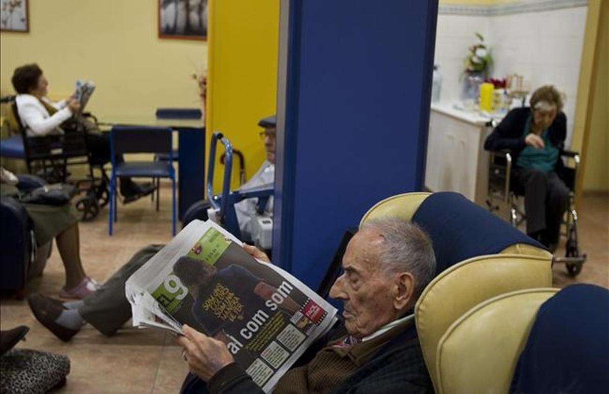 Varios ancianos pasan el rato relajadamente en el geriátrico del Bon Repòs, en Barcelona. Varios ancianos pasan el rato relajadamente en el geriátrico del Bon Repòs, en Barcelona.