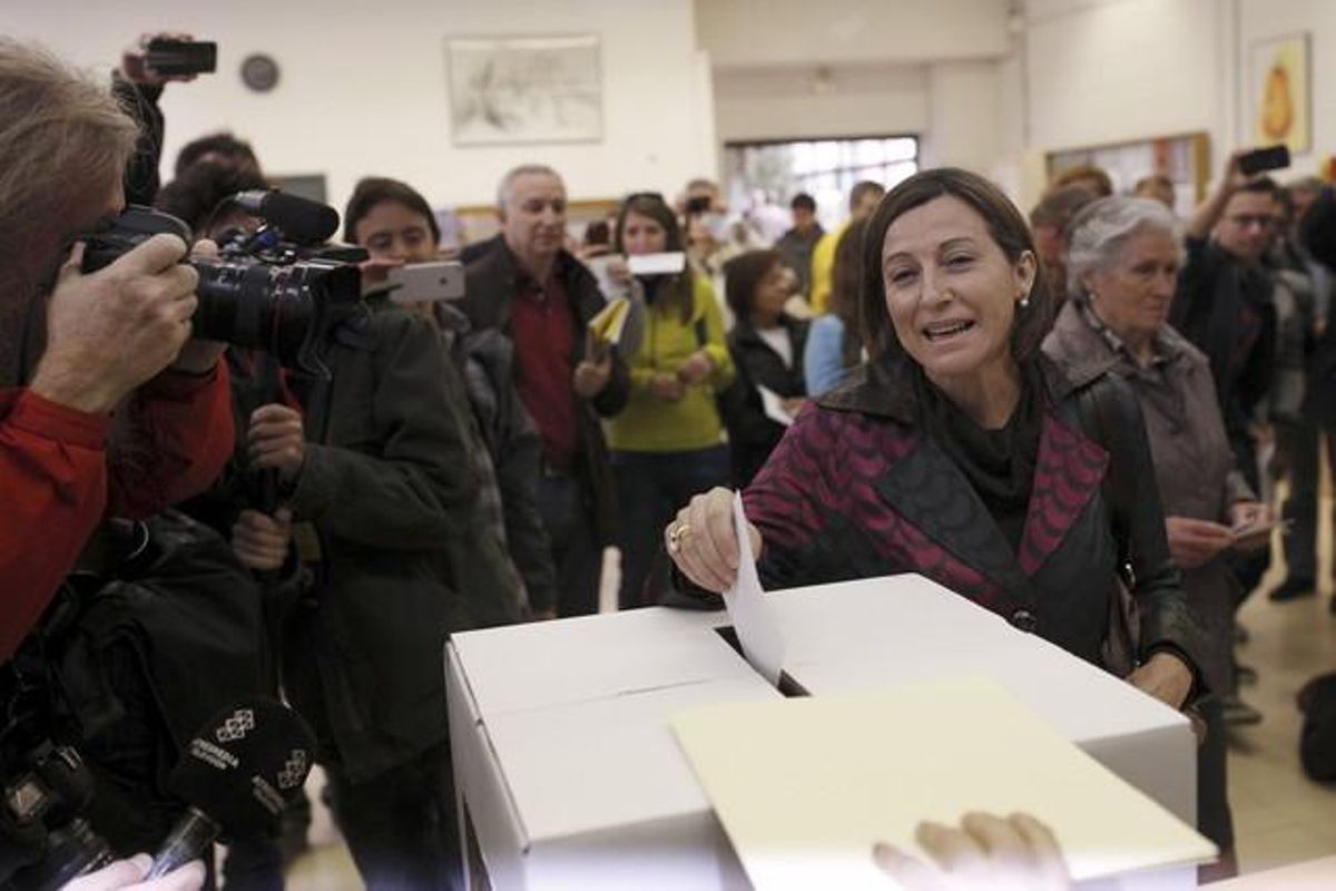 La presidenta de la ANC, Carme Forcadell, deposita su voto en Sabadell. La presidenta de la ANC, Carme Forcadell, deposita su voto en Sabadell.