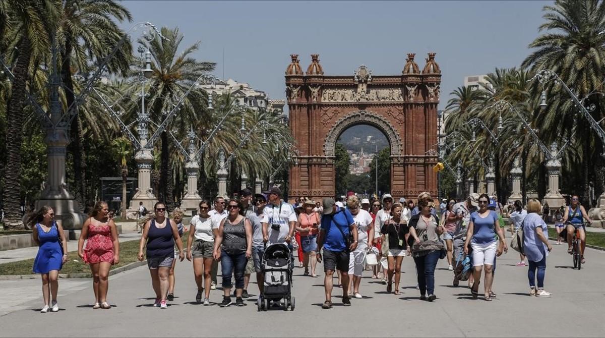 Turistas en el paseo de Lluís Companys de Barcelona.