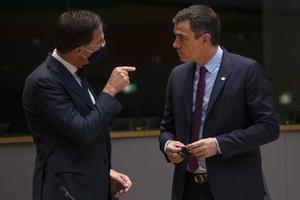 Mark Rutte habla con Pedro Sánchez, este sábado en Bruselas.