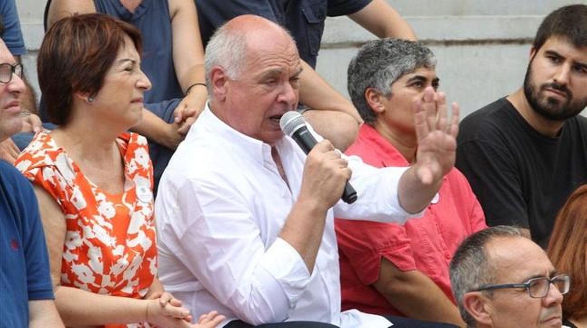 Lluís Rabell durante la presentación del programa de Catalunya Sí que es Pot en Barcelona junto a otros miembros de su candidatura. Lluís Rabell durante la presentación del programa de Catalunya Sí que es Pot en Barcelona junto a otros miembros de su candidatura.