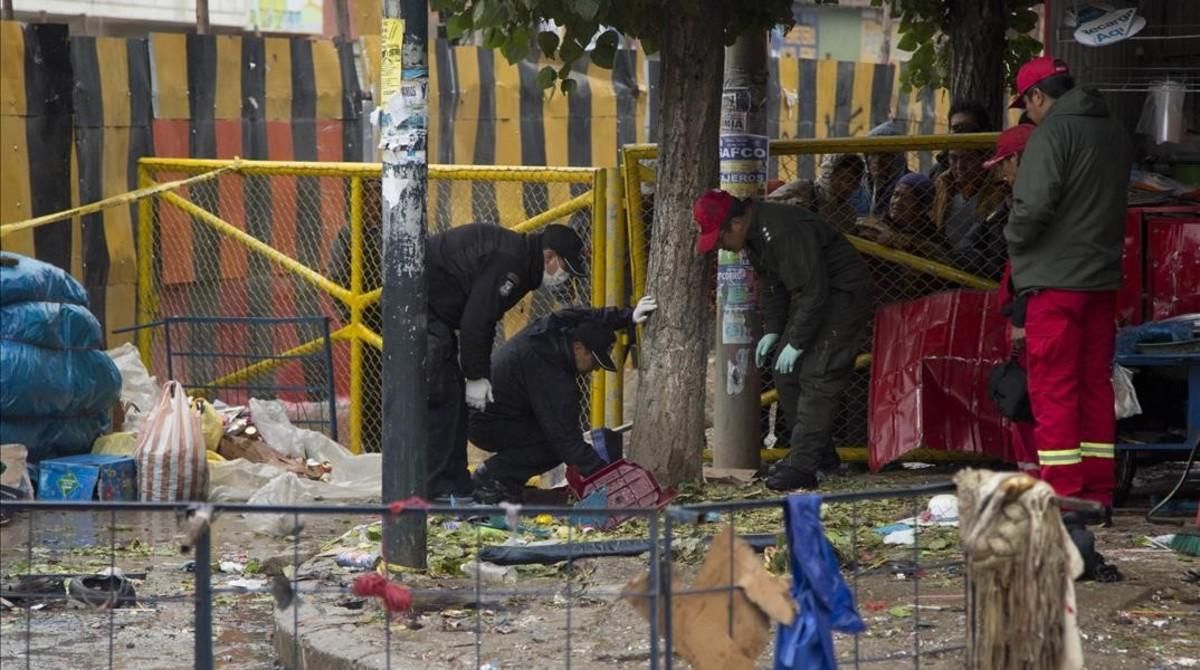 Los bomberos inspeccionan el lugar de la explosión en Oruro. Los bomberos inspeccionan el lugar de la explosión en Oruro.
