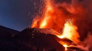 El volcán de La Palma escupe grandes piedras incandescentes
