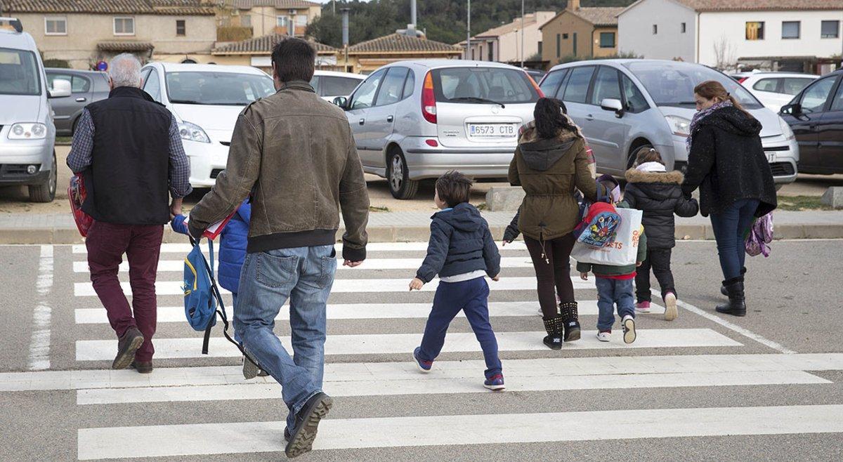 Varios padres llevan a sus hijos al colegio, en Vallobrera (Baix Empordà).