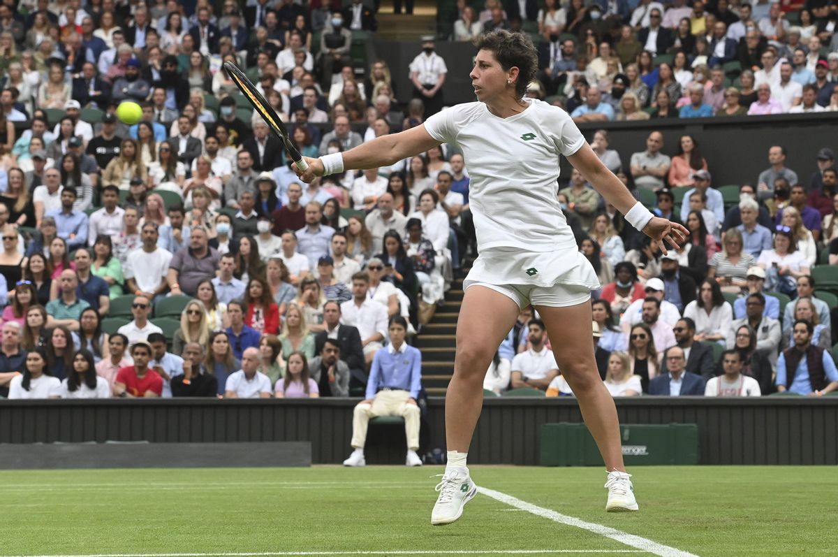 Carla Suárez devuelve un golpe de revés en el partido ante Barty en la central Carla Suárez devuelve un golpe de revés en el partido ante Barty en la central