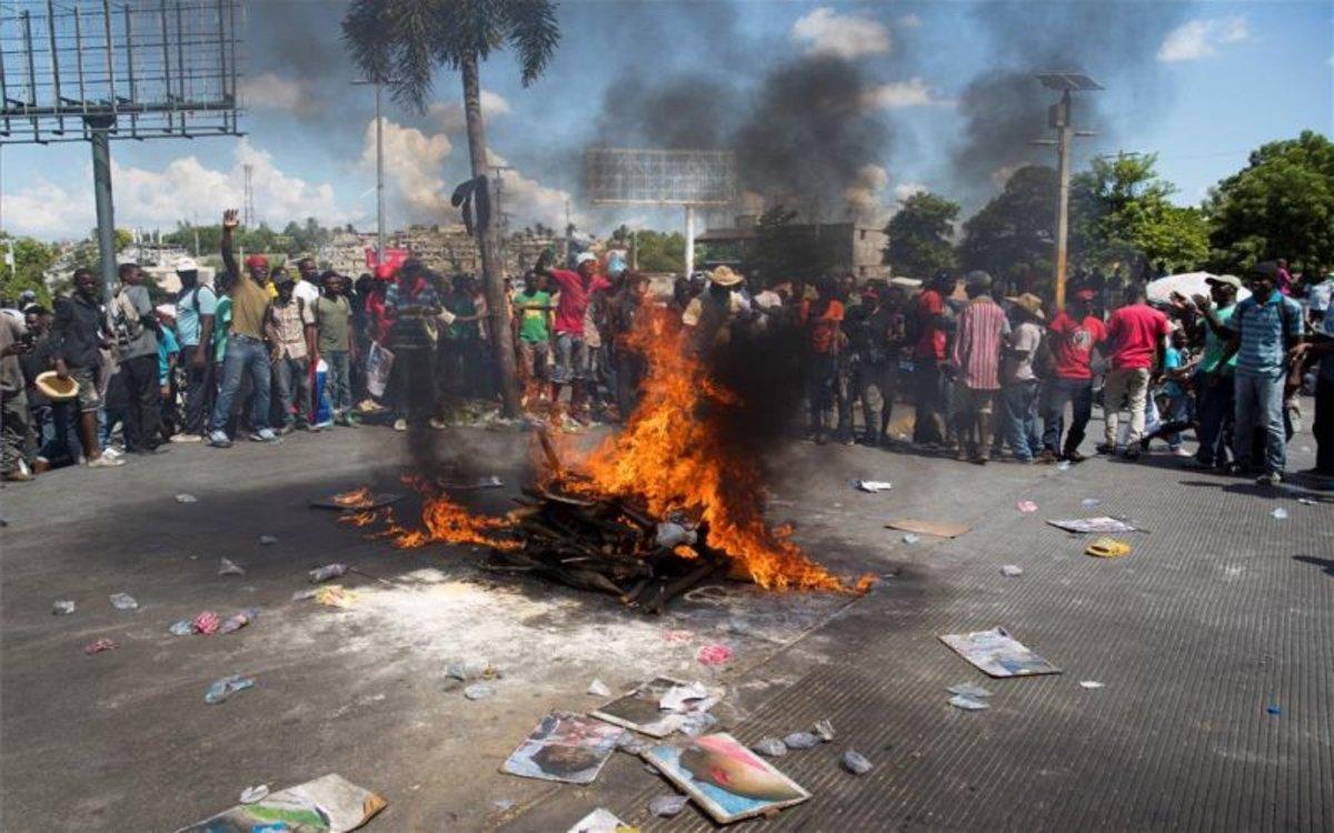 Manifestantes participan en un rito vudú en Puerto Príncipe, Hiaití.
