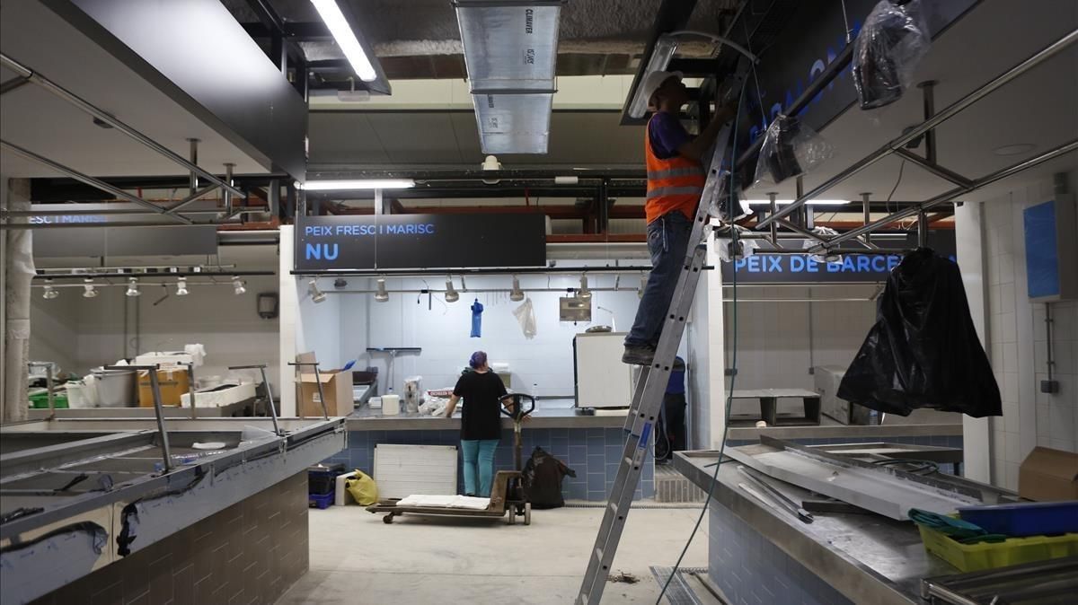 Obras de última hora en la carpa provisional de la Abaceria. Obras de última hora en la carpa provisional de la Abaceria.